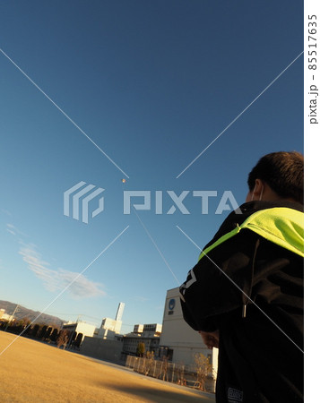 晴れた日の凧揚げ 85517635