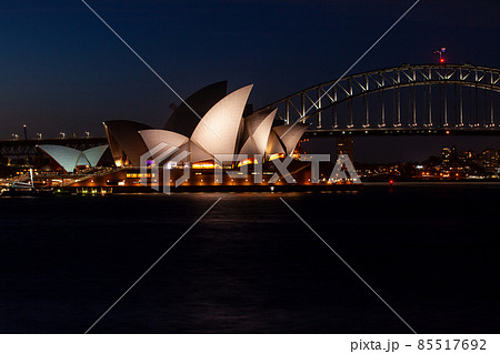 世界で最も美しいシドニーハーバーの夜景に映える、オーストラリアの象徴的存在の世界遺産オペラハウス 世界で最も美しいシドニーハーバーの夜景に映える、オーストラリアの象徴的存在の世界遺産オペラハウス 85517692
