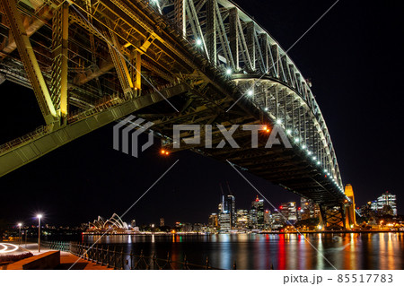 世界で最も美しいシドニーハーバーの夜景に映える、オーストラリアの象徴的存在の世界遺産オペラハウス 85517783