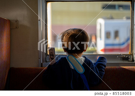 三陸鉄道を見る少年 85518003