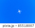 青空を飛行する白い飛行機 85518007