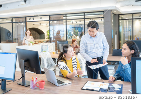 ミーティングをする若い男女 撮影協力:WEEK芝大門(サンフロンティア不動産) ミーティングをする若い男女 撮影協力:WEEK芝大門(サンフロンティア不動産) 85518367
