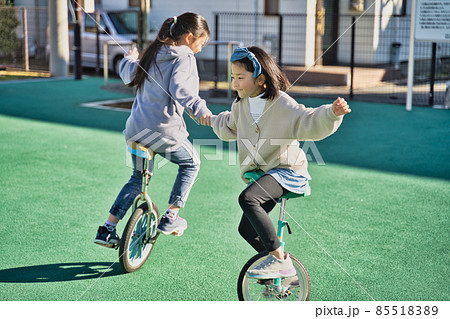 一輪車に乗る子供 85518389