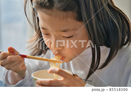 カップラーメンを食べる子供 85518390