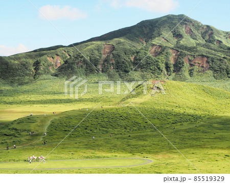 草千里展望所から眺める草千里ヶ浜と烏帽子岳 熊本県阿蘇市永草 草千里展望所から眺める草千里ヶ浜と烏帽子岳 熊本県阿蘇市永草 85519329