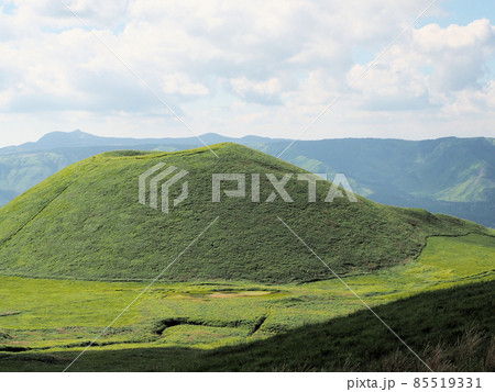 阿蘇登山道吉田線から見た晩夏の米塚　熊本県阿蘇市乙姫 85519331