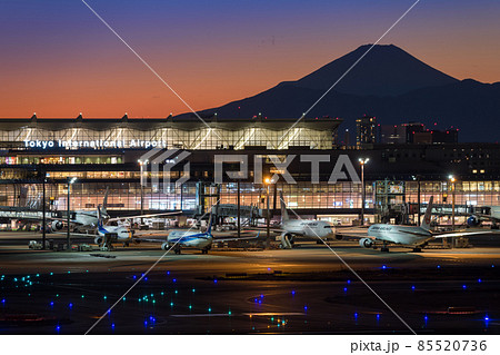 【羽田空港　第1ターミナル　夕景の富士山と飛行機】 85520736