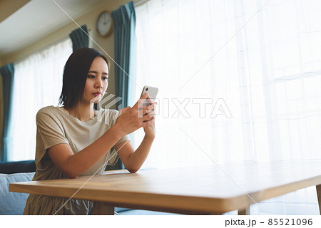 女性とスマホ 85521096