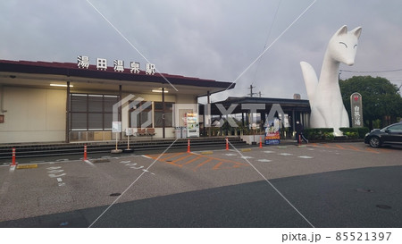 巨大な白キツネがお出迎えする湯田温泉駅 85521397