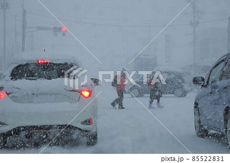 雪景色　雪の中の通学 85522831