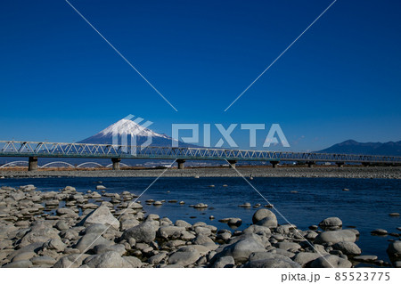 富士川橋梁と富士山 85523775