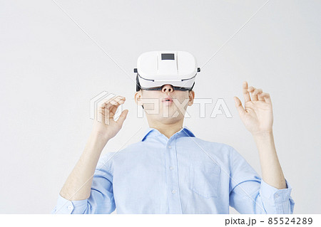 男性 VRゴーグル 驚き 男性 VRゴーグル 驚き 85524289
