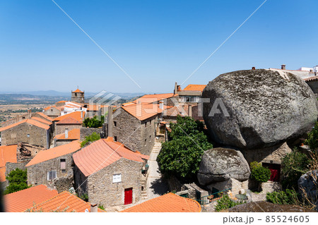 ポルトガル 岩に囲まれたモンサントの街並み 85524605