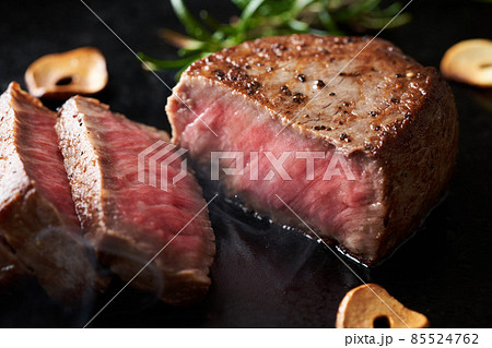 国産和牛モモ肉を鉄板で焼く 85524762