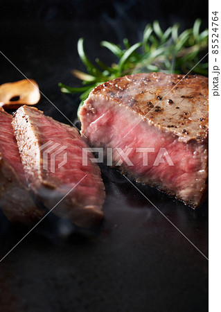 国産和牛モモ肉を鉄板で焼く 国産和牛モモ肉を鉄板で焼く 85524764