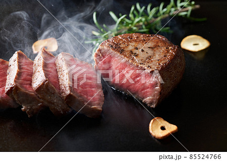 国産和牛モモ肉を鉄板で焼く 国産和牛モモ肉を鉄板で焼く 85524766
