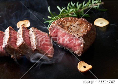 国産和牛モモ肉を鉄板で焼く 85524767