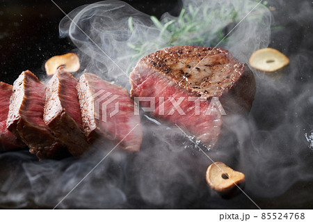 国産和牛モモ肉を鉄板で焼く 85524768