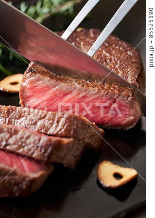 国産和牛モモ肉のステーキをカットする 85525190