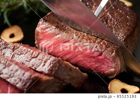 国産和牛モモ肉のステーキをカットする 85525193