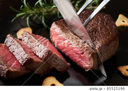 国産和牛モモ肉のステーキをカットする 85525196