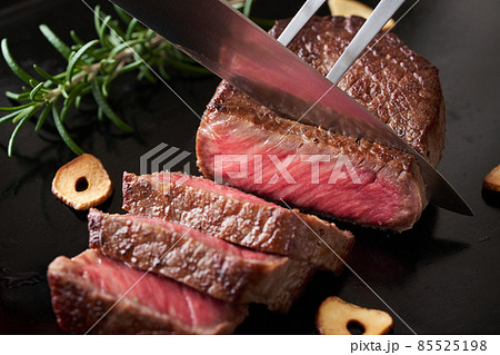 国産和牛モモ肉のステーキをカットする 85525198