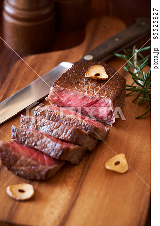 カットした国産和牛モモ肉のステーキ カットした国産和牛モモ肉のステーキ 85525327