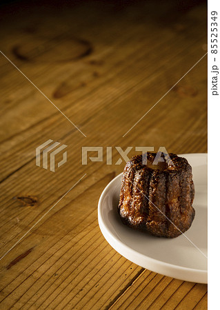 美味しそうなカヌレ 85525349