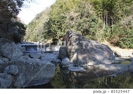 大阪高槻の摂津峡の冬風景 85525447