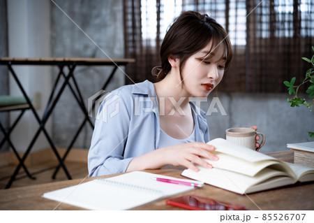 リビングで勉強する若い女性 リビングで勉強する若い女性 85526707