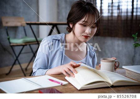 リビングで勉強する若い女性 85526708