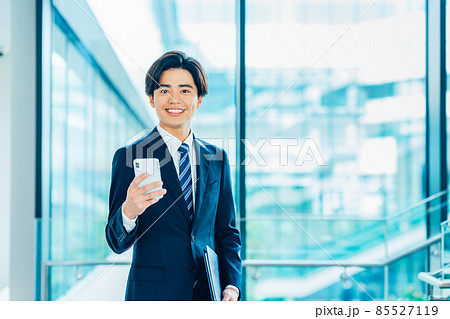 スマホを持つ若いビジネスマン 撮影協力「LINK FOREST」 スマホを持つ若いビジネスマン 撮影協力「LINK FOREST」 85527119