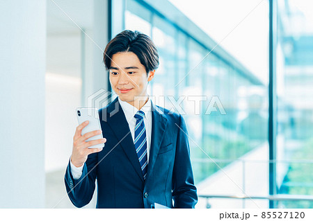スマホを持つ若いビジネスマン 撮影協力「LINK FOREST」 スマホを持つ若いビジネスマン 撮影協力「LINK FOREST」 85527120