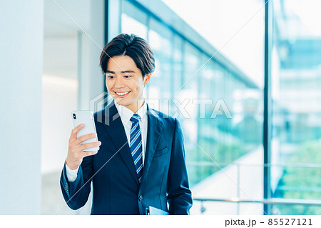 スマホを持つ若いビジネスマン 撮影協力「LINK FOREST」 スマホを持つ若いビジネスマン 撮影協力「LINK FOREST」 85527121
