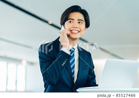 オフィスで電話するビジネスマン　撮影協力「LINK FOREST」 85527466