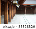 日本の伝統的な建築物である明治神宮の社殿 85528329