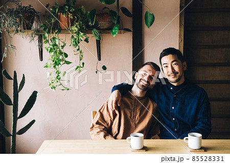 笑顔の同性愛カップル・LGBTQ・友情イメージ 85528331