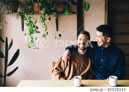 笑顔の同性愛カップル・LGBTQ・友情イメージ 笑顔の同性愛カップル・LGBTQ・友情イメージ 85528334