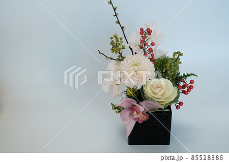 お正月のシックなフラワーアレンジメント（中央やや右寄せ） 85528386