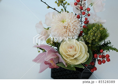 お正月のシックなフラワーアレンジメント（アップ右） 85528389