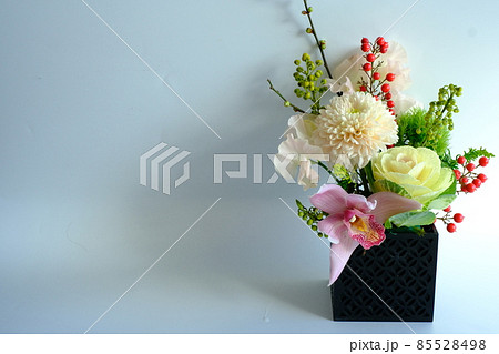 お正月のシックなフラワーアレンジメント（右寄せ） 85528498