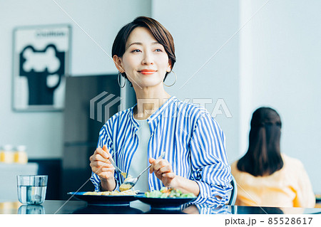 カフェでランチを食べるミドルの女性 カフェでランチを食べるミドルの女性 85528617