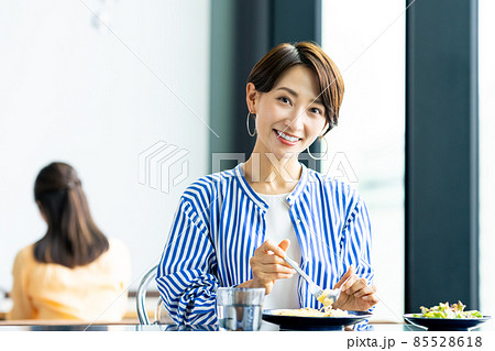 カフェでランチを食べるミドルの女性 85528618