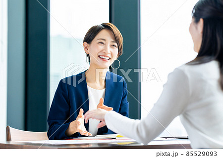 ミドル女性の相談にのるカウンセラー 85529093