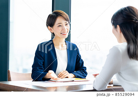 ミドル女性の相談にのるカウンセラー 85529094