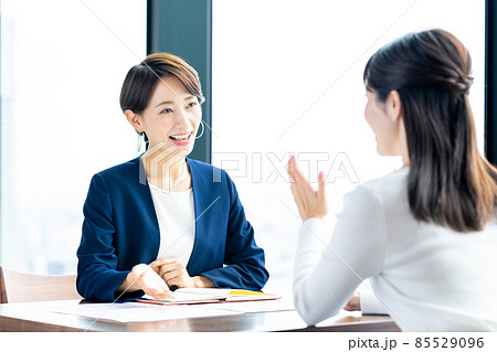 ミドル女性の相談にのるカウンセラー 85529096