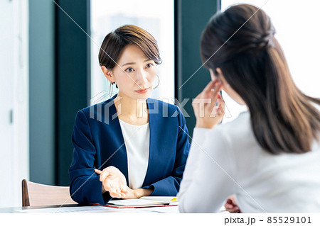ミドル女性の相談にのるカウンセラー 85529101