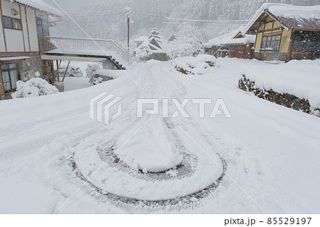 雪の降る美山の里 雪の降る美山の里 85529197