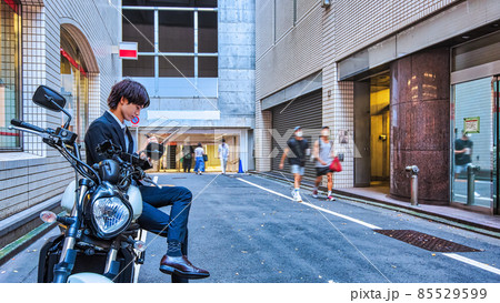 大型バイクのレビューを記入する若いビジネスマン 85529599