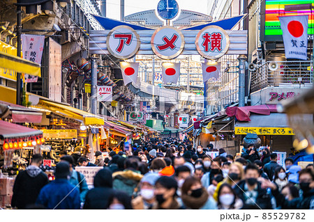 日本の東京都市景観 新年を迎えた東京・アメ横はコロナ禍前と変わらない驚愕の人出。オ株が…=1日 日本の東京都市景観 新年を迎えた東京・アメ横はコロナ禍前と変わらない驚愕の人出。オ株が…=1日 85529782